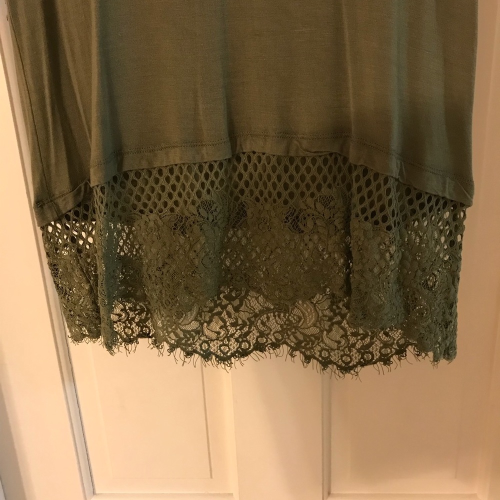 Hunter green T with lace detail - Picture 2 of 2